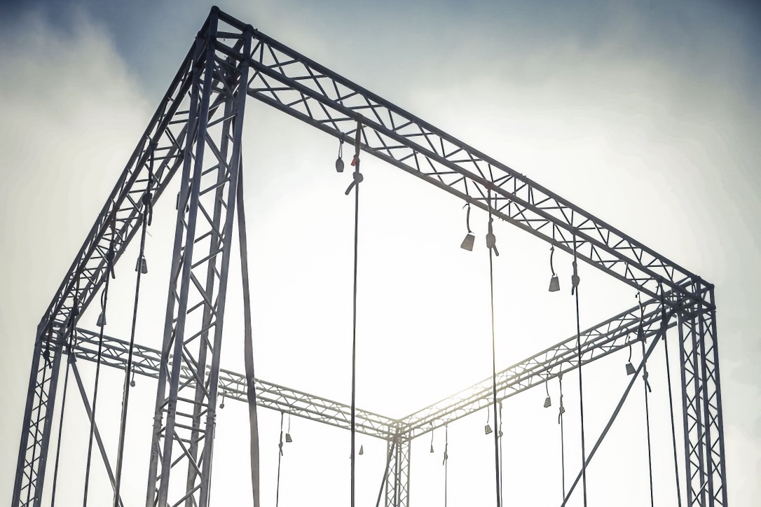 Seilklettern bei einem Hindernislauf